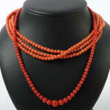 2 Korallenketten 20. Jhr., je mit verschieden großen Korallenperlen im… - фото 1