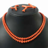 Korallenschmuck 20. Jhr., Konvolut bestehend aus Kette und 2 Broschen,… - photo 1