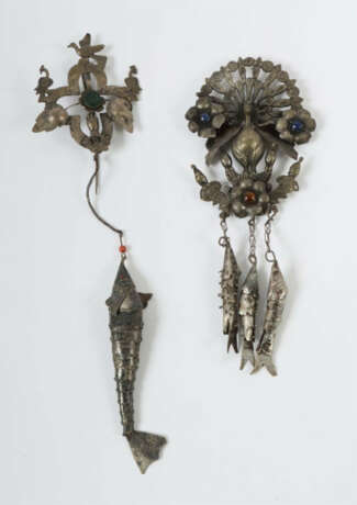 Trachtenschmuck 20. Jhr., Südamerikanisch, 2 große Broschen mit Pfau u… - photo 1 Trachtenschmuck 20. Jhr., Südamerikanisch, 2 große Broschen mit Pfau u… - photo 1