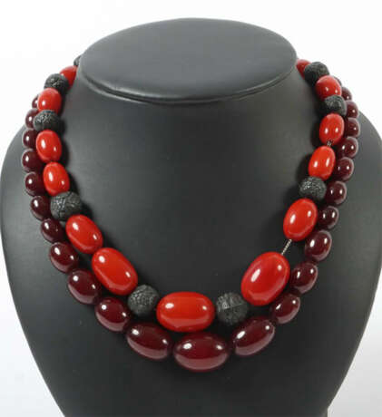 2 Perlenketten 20. Jhr., 2 Ketten mit verschiedenen Perlen im Verlauf,… - Foto 1 2 Perlenketten 20. Jhr., 2 Ketten mit verschiedenen Perlen im Verlauf,… - Foto 1