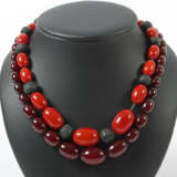 2 Perlenketten 20. Jhr., 2 Ketten mit verschiedenen Perlen im Verlauf,… - photo 1