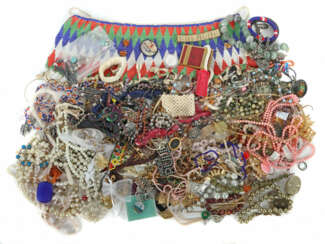 Großes Konvolut Modeschmuck 20./21.Jhr., u.a. Ketten, Armreife, Armbän…