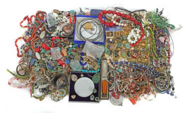 Großes Konvolut Modeschmuck 20./21. Jhr., u.a. Ketten, Armreife, Armbä…