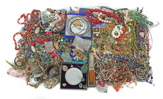 Großes Konvolut Modeschmuck 20./21. Jhr., u.a. Ketten, Armreife, Armbä… - Foto 1 Großes Konvolut Modeschmuck 20./21. Jhr., u.a. Ketten, Armreife, Armbä… - Foto 1