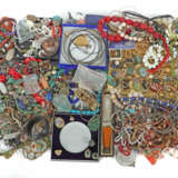 Großes Konvolut Modeschmuck 20./21. Jhr., u.a. Ketten, Armreife, Armbä… - Foto 1