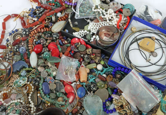 Großes Konvolut Modeschmuck 20./21. Jhr., u.a. Ketten, Armreife, Armbä… - Foto 2 Großes Konvolut Modeschmuck 20./21. Jhr., u.a. Ketten, Armreife, Armbä… - Foto 2