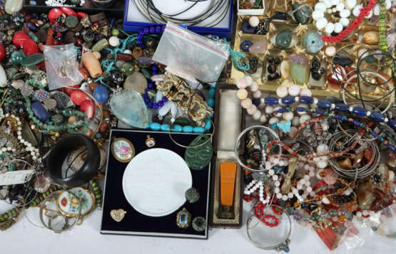 Großes Konvolut Modeschmuck 20./21. Jhr., u.a. Ketten, Armreife, Armbä… - Foto 3 Großes Konvolut Modeschmuck 20./21. Jhr., u.a. Ketten, Armreife, Armbä… - Foto 3