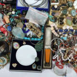 Großes Konvolut Modeschmuck 20./21. Jhr., u.a. Ketten, Armreife, Armbä… - Foto 3