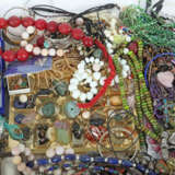 Großes Konvolut Modeschmuck 20./21. Jhr., u.a. Ketten, Armreife, Armbä… - Foto 4