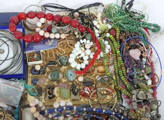 Großes Konvolut Modeschmuck 20./21. Jhr., u.a. Ketten, Armreife, Armbä… - Foto 4 Großes Konvolut Modeschmuck 20./21. Jhr., u.a. Ketten, Armreife, Armbä… - Foto 4