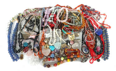 Großes Konvolut Modeschmuck 20./21.Jhr., u.a. Ketten, Armreife, Armbän…