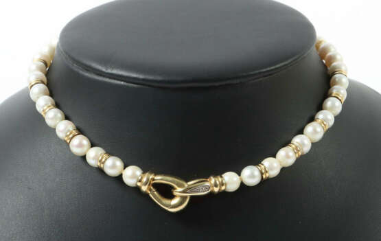 Perlenkette 20. Jhr., Stempel: Wempe, Perlenkette im Verlauf, Schließe… - photo 1 Perlenkette 20. Jhr., Stempel: Wempe, Perlenkette im Verlauf, Schließe… - photo 1