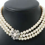 Perlen-Collier 20. Jhr., 3 reihige Perlenkette, Verschluss in Weißgold… - photo 1