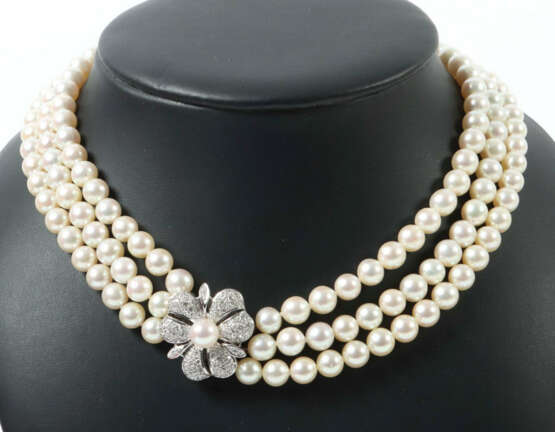 Perlen-Collier 20. Jhr., 3 reihige Perlenkette, Verschluss in Weißgold… - photo 1