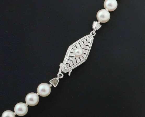 Perlenkette modern, Perlenkette im Verlauf zur Größe hin ansteigend, V… - photo 2 Perlenkette modern, Perlenkette im Verlauf zur Größe hin ansteigend, V… - photo 2