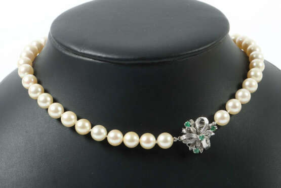 Perlenkette 20. Jhr., im Verlauf, Verschluss in Weißgold 585, punziert… - photo 1