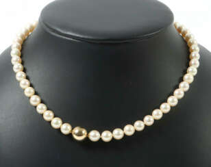 Perlenkette 20. Jhr., Perlenkette im Verlauf, Kugelschließe in Gelbgol…