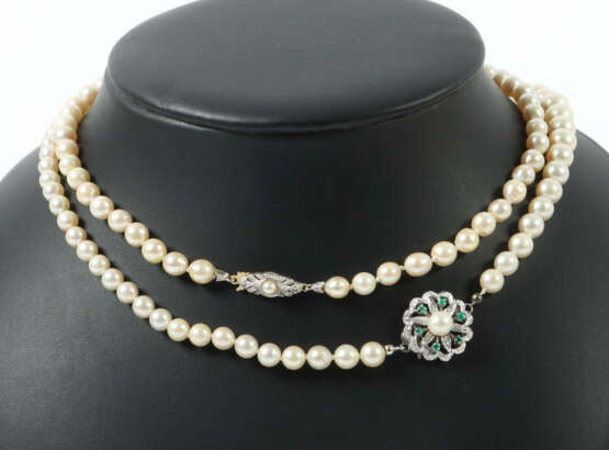 2 Perlenketten 20. Jhr., Perlen im Verlauf, Schließe in Weißgold 585, … - photo 1