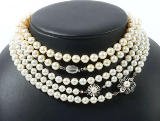 3 Perlenketten 20. Jhr., 3 Ketten mit Perlen im Verlauf, Verschluss je… - photo 1