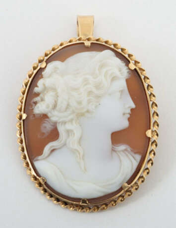 Kamee-Brosche Modern, Fassung in Gelbgold 585, säuregeprüft, mit Anhän… - фото 1 Kamee-Brosche Modern, Fassung in Gelbgold 585, säuregeprüft, mit Anhän… - фото 1