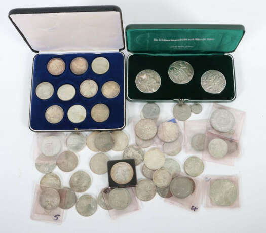 Sammlung Münzen & 3 Medaillen 17x 10 DM, Silber 625; 7x 5 DM, Silber 6… - фото 1 Sammlung Münzen & 3 Medaillen 17x 10 DM, Silber 625; 7x 5 DM, Silber 6… - фото 1