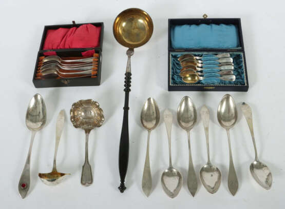 Konvolut Besteckteile meist 19. Jh., Silber 12-/13-lötig/800/Holz, ca.… - photo 1