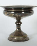 Product catalog. Tafelaufsatz 19. Jh., Silber 12-lötig, ca. 470 g (gewichtet), runder g…