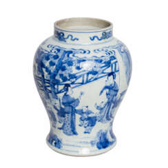 Blau-weiße Balustervase. CHINA, 19. Jahrhundert.