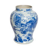 Blau-weiße Balustervase. CHINA, 19. Jahrhundert. - photo 2