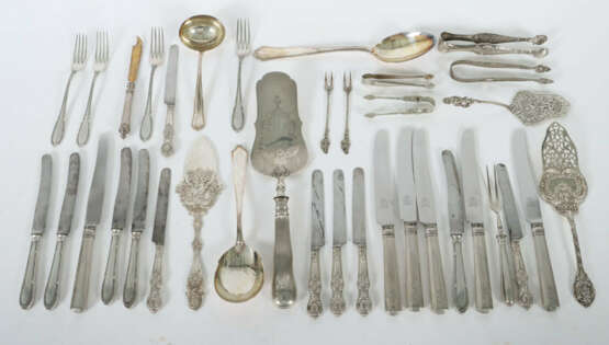 Konvolut Besteckteile 19./20. Jh., Silber 12-/13-lötig/800, ca. 815 g … - photo 1