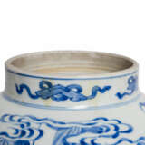 Blau-weiße Balustervase. CHINA, 19. Jahrhundert. - Foto 5