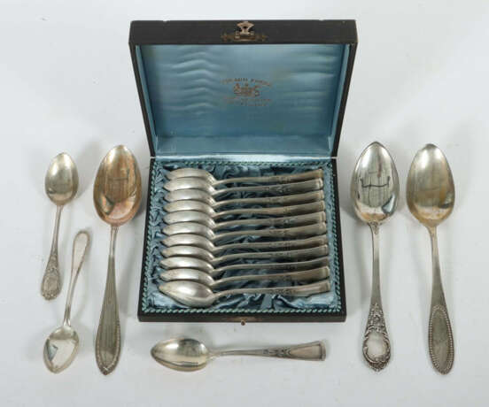Konvolut Löffel Deutschland, 19./20. Jh., Silber 800, ca. 520 g, 17-tl… - photo 1 Konvolut Löffel Deutschland, 19./20. Jh., Silber 800, ca. 520 g, 17-tl… - photo 1