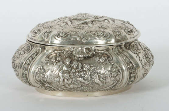 Deckeldose wohl Hanau, um 1900, Silber 800, ca. 310 g, von ovaler Form… - photo 1