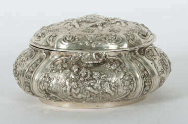 Deckeldose wohl Hanau, um 1900, Silber 800, ca. 310 g, von ovaler Form…