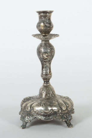 Einflammiger Kerzenleuchter wohl Hanau, um 1900/Anfang 20. Jh., Silber… - photo 1