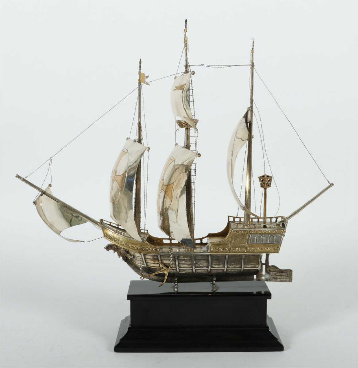 Prunkvoller Tafelaufsatz als Segelschiff Mitte 20. Jh., Silber part. v… Prunkvoller Tafelaufsatz als Segelschiff Mitte 20. Jh., Silber part. v…