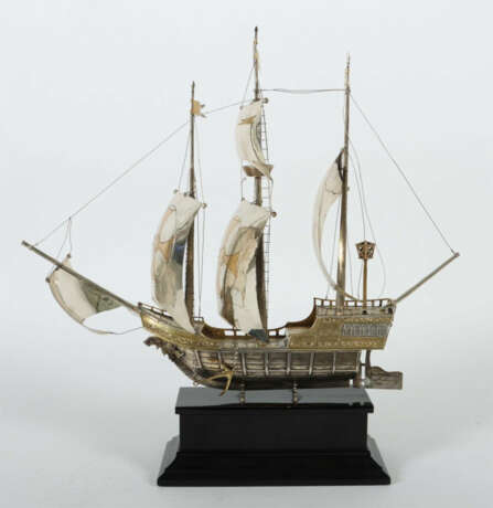 Prunkvoller Tafelaufsatz als Segelschiff Mitte 20. Jh., Silber part. v… - photo 1 Prunkvoller Tafelaufsatz als Segelschiff Mitte 20. Jh., Silber part. v… - photo 1