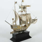 Prunkvoller Tafelaufsatz als Segelschiff Mitte 20. Jh., Silber part. v… - photo 4
