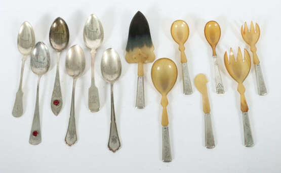 Konvolut Besteckteile 20. Jh., Silber 800/826/835/Horn, ca. 520 g (ges… - photo 1 Konvolut Besteckteile 20. Jh., Silber 800/826/835/Horn, ca. 520 g (ges… - photo 1