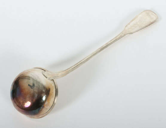 Schöpfkelle 20. Jh., Silber 800, ca. 220 g, runde tief gemuldete Laffe… - photo 2