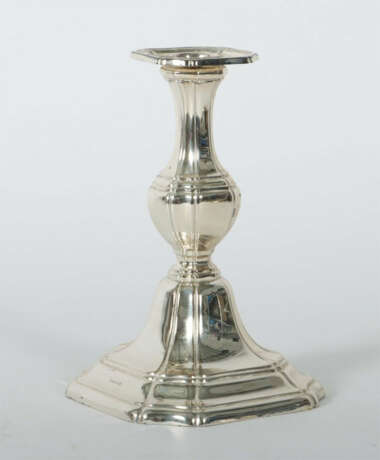 Einflammiger Kerzenleuchter Johann Beck, Schwäbisch Gmünd, 20. Jh., Si… - фото 1 Einflammiger Kerzenleuchter Johann Beck, Schwäbisch Gmünd, 20. Jh., Si… - фото 1