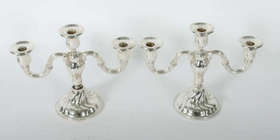 Paar dreiflammige Kerzenleuchter im Barockstil Johann Beck, Schwäbisch… - photo 2 Paar dreiflammige Kerzenleuchter im Barockstil Johann Beck, Schwäbisch… - photo 2