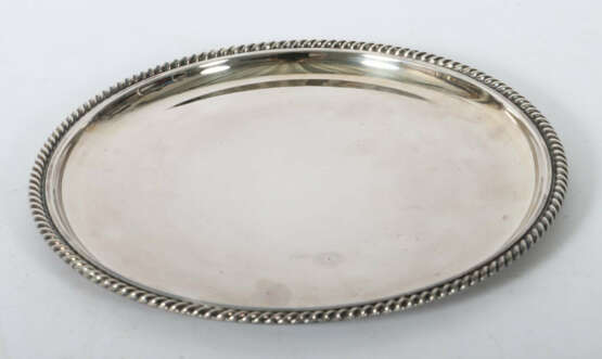 Rundes Tablett Johann Beck, Schwäbisch Gmünd, 20. Jh., Silber 925, ca.… - photo 1 Rundes Tablett Johann Beck, Schwäbisch Gmünd, 20. Jh., Silber 925, ca.… - photo 1