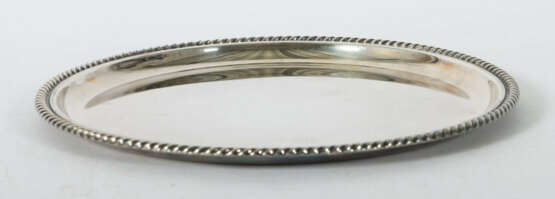 Rundes Tablett Johann Beck, Schwäbisch Gmünd, 20. Jh., Silber 925, ca.… - photo 2 Rundes Tablett Johann Beck, Schwäbisch Gmünd, 20. Jh., Silber 925, ca.… - photo 2