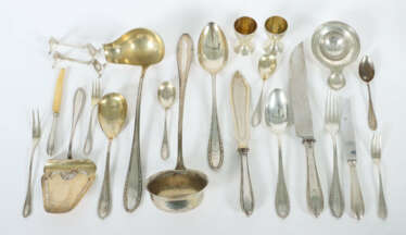 Umfangreiches Speisebesteck für bis zu 12 Personen Bremer Silberwarenf…