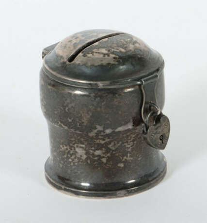 Spardose Bruckmann & Söhne, Heilbronn, dat. 1934, runder, ausgestellte… - Foto 2 Spardose Bruckmann & Söhne, Heilbronn, dat. 1934, runder, ausgestellte… - Foto 2