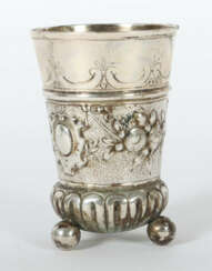 Historismus-Kugelfußbecher wohl Friedrich Reusswig, Hanau, Anfang 20. …