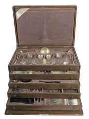 Umfangreiche Speisebesteckgarnitur in Besteckkasten J. M. van Kempen &…