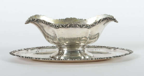 Große Sauciere mit Presentoir Franticek Bibus & Sohn, Tschechoslowakei… - фото 1 Große Sauciere mit Presentoir Franticek Bibus & Sohn, Tschechoslowakei… - фото 1