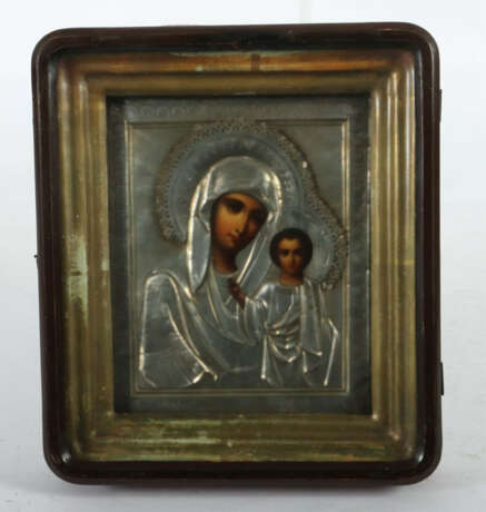 Ikone Muttergottes von Kazan mit Silberoklad Russland, 19. Jh., Darste… - фото 2 Ikone Muttergottes von Kazan mit Silberoklad Russland, 19. Jh., Darste… - фото 2